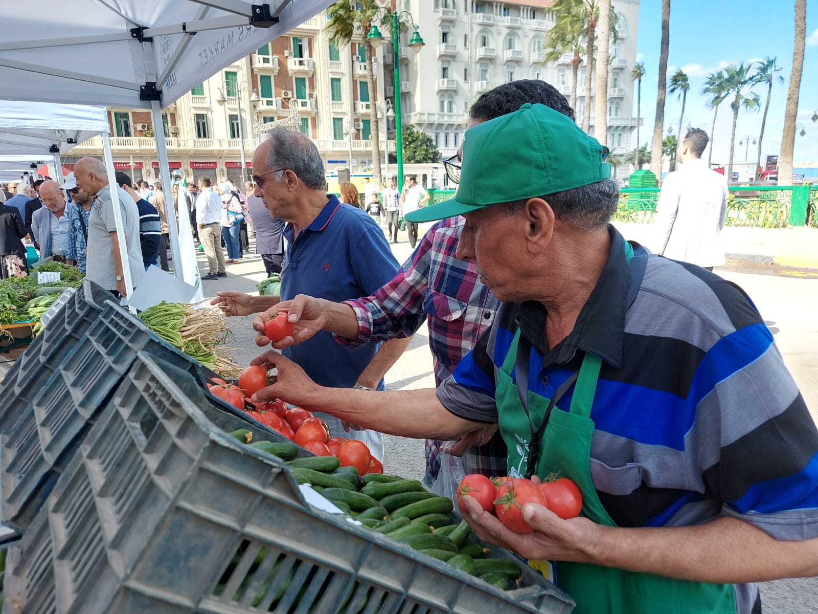 إقبال المواطنين على السوق