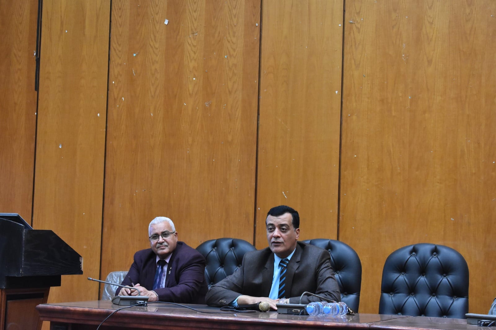 وكيل وزارة التربية والتعليم على المنصة وكيل وزارة التربية والتعليم على المنصة