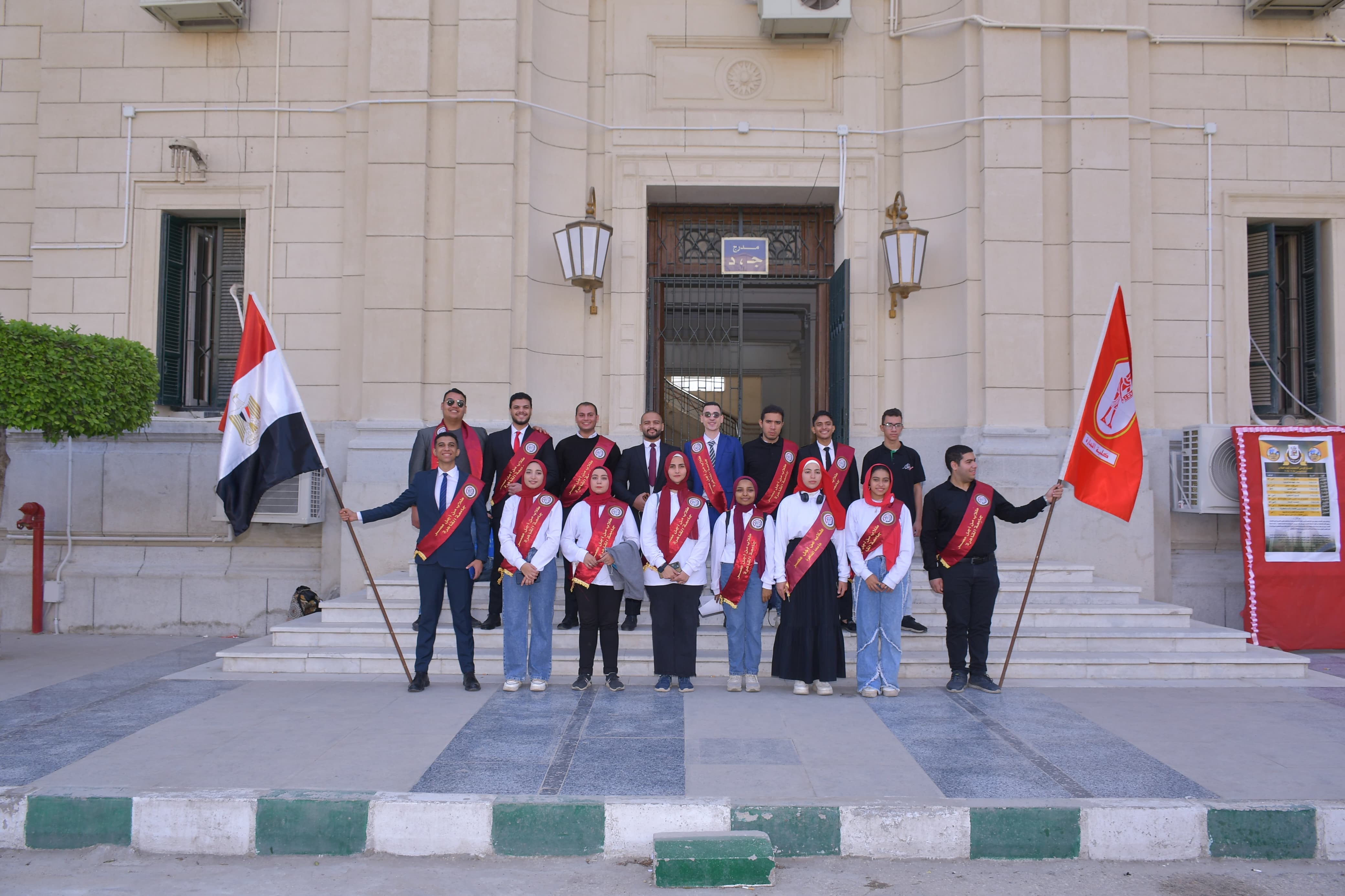 فعاليات الماراثون بالتقاط صورة تذكارية، أمام مبنى إدارة الجامعة