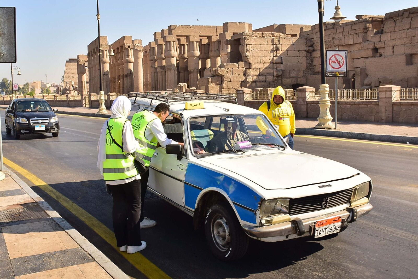 توعية الشباب والفتيات للسائقين على الكورنيش