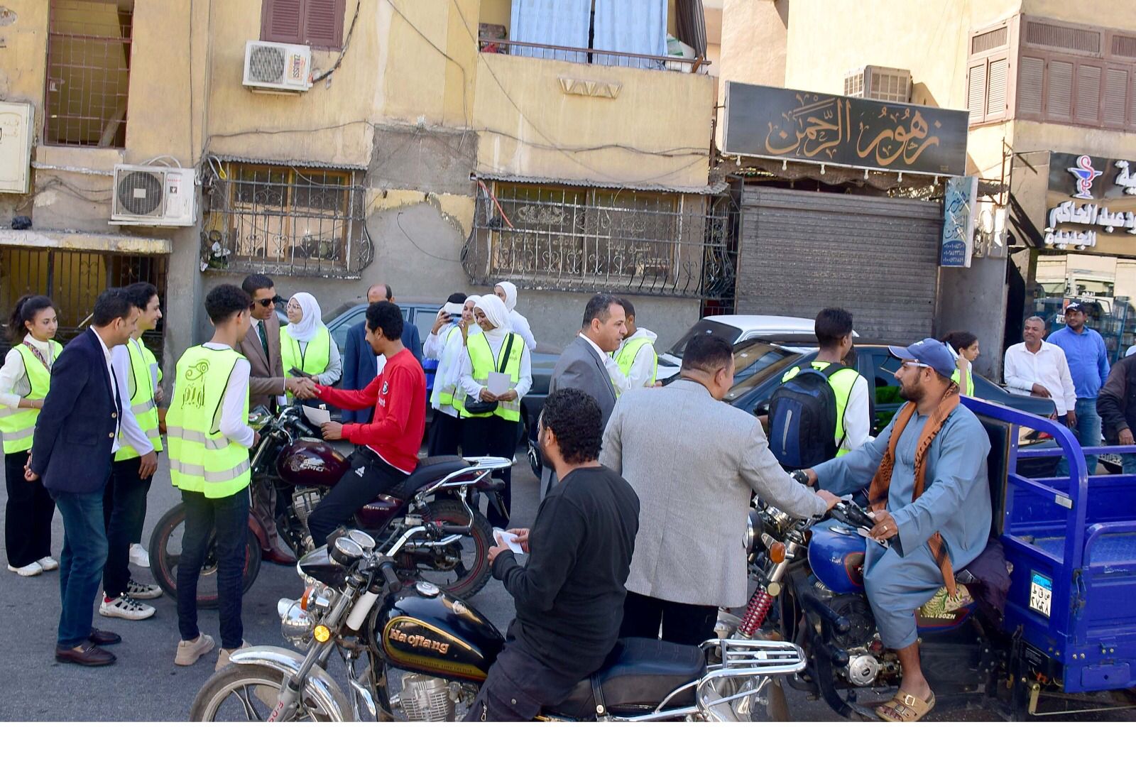 جانب من توعية قائدي الدراجات النارية بشوارع الأقصر