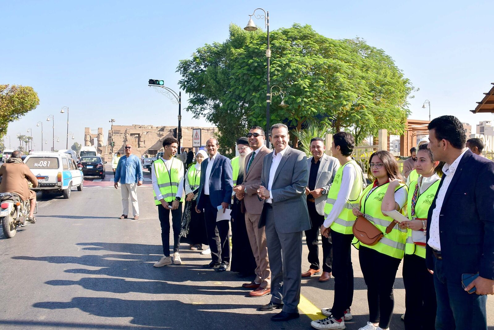 شباب وفتيات الأقصر وقيادات المحافظة خلال المبادرة بالشوارع