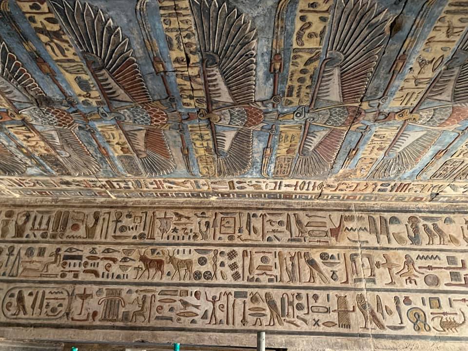 أعمال الترميم تظهر النقوش والصور والألوان أمام الضيوف أعمال الترميم تظهر النقوش والصور والألوان أمام الضيوف