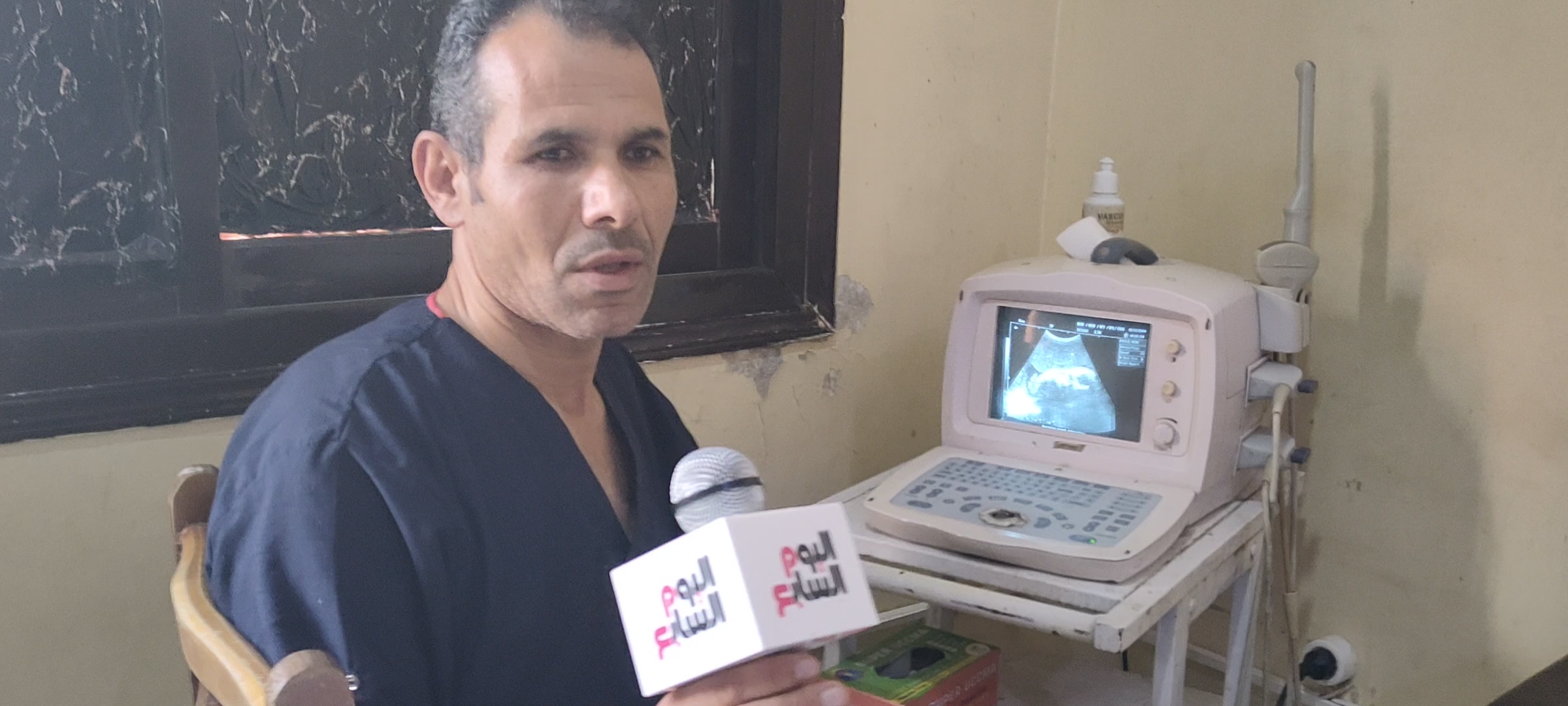 استشاري النساء اثناء فحص حالة استشاري النساء اثناء فحص حالة