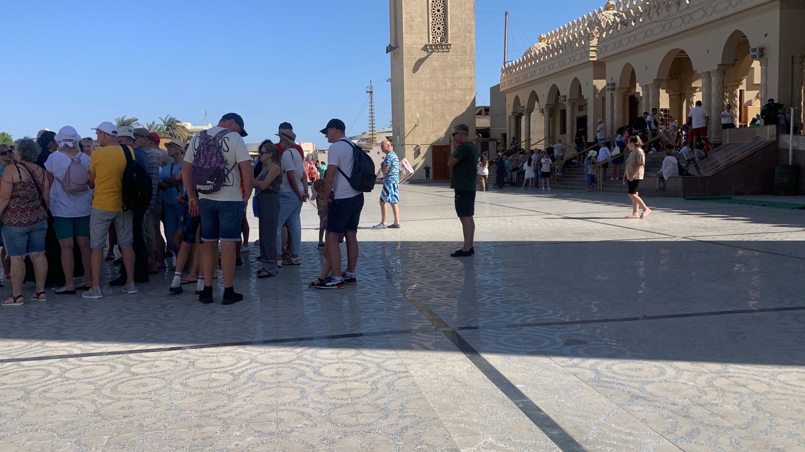 يتم شرح فن العمارة الاسلامى للسياح يتم شرح فن العمارة الاسلامى للسياح