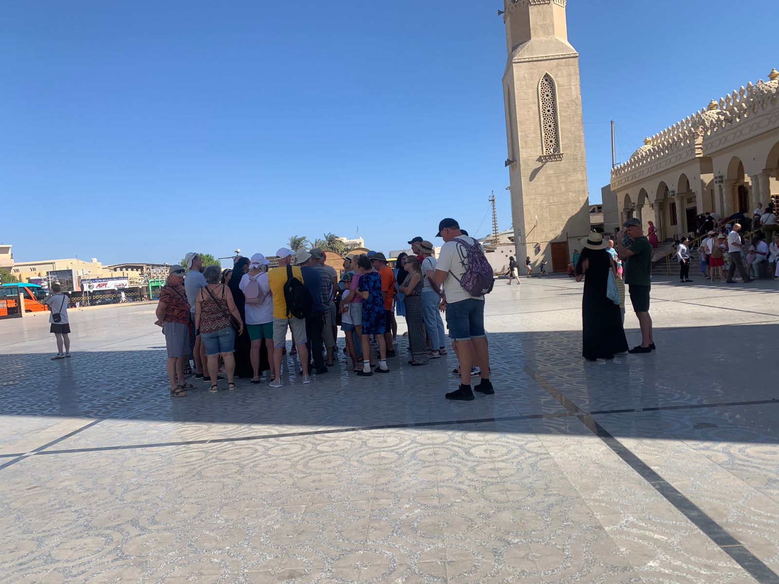 أفواج سياحية اوربية بساحة المسجد أفواج سياحية اوربية بساحة المسجد