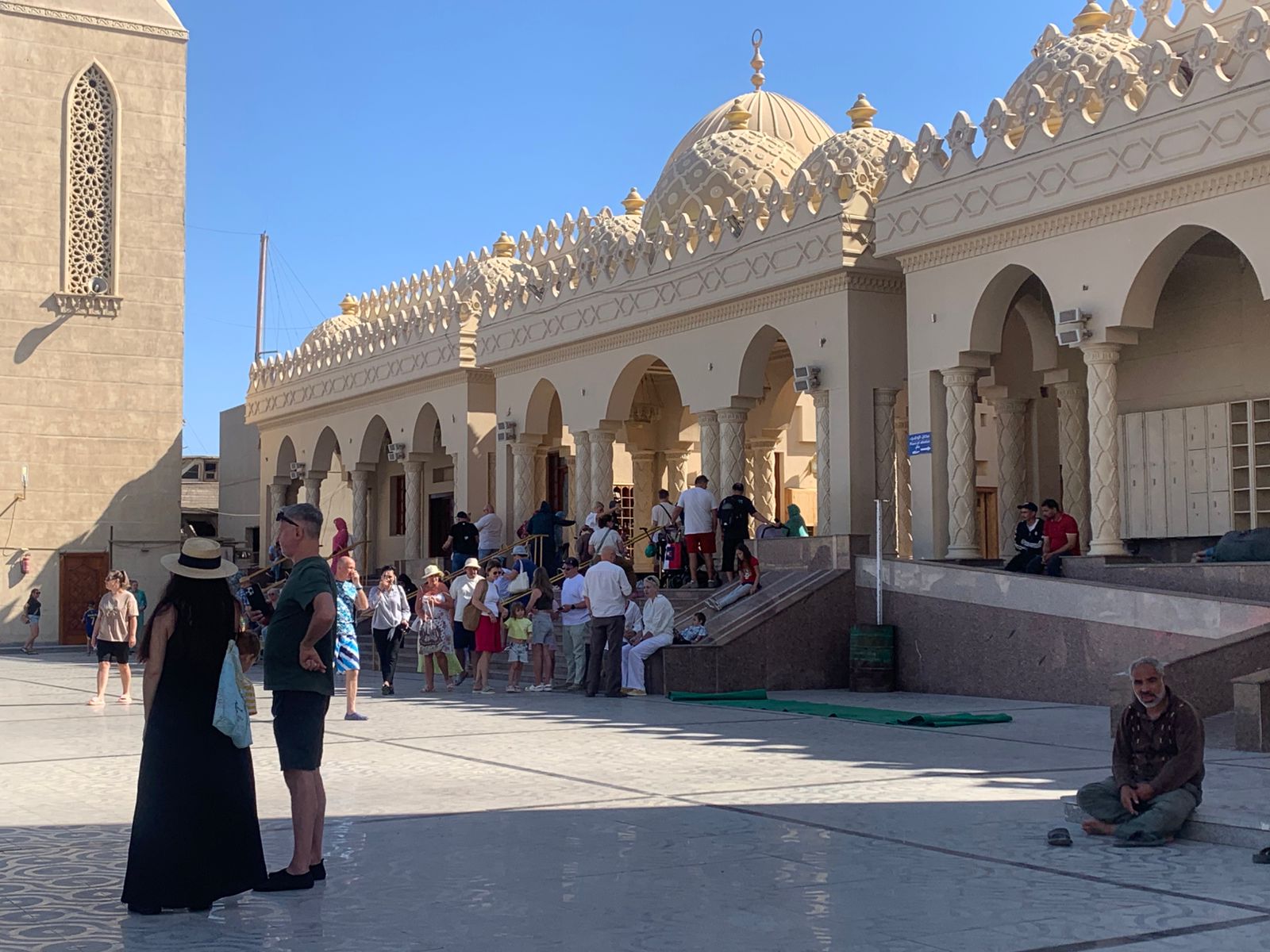 الافواج السياحية أمام أبواب المسجد الافواج السياحية أمام أبواب المسجد