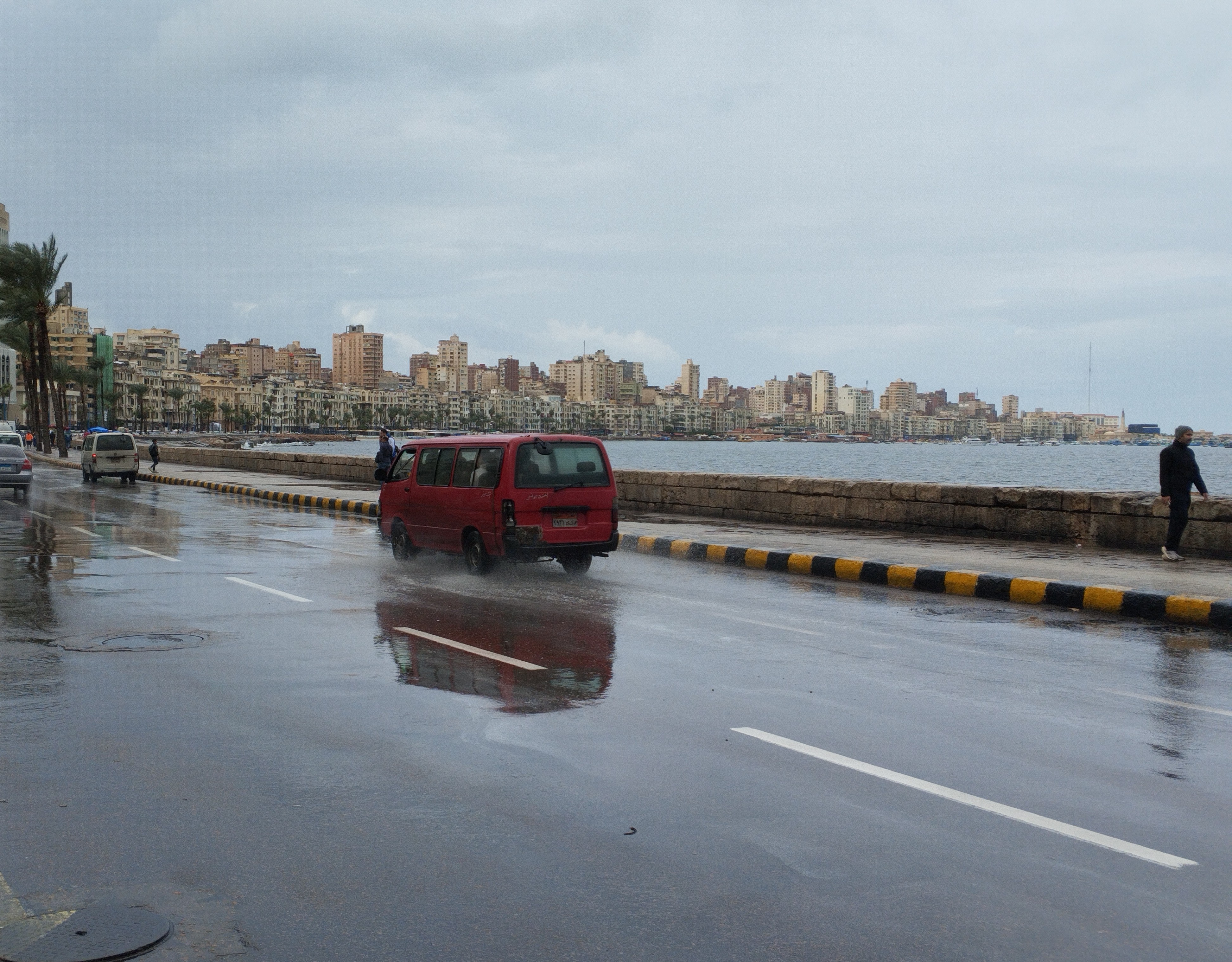 أمطار على كورنيش الإسكندرية أمطار على كورنيش الإسكندرية