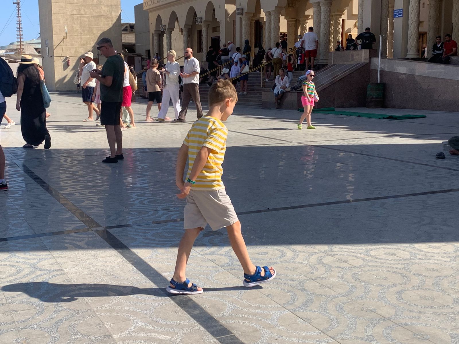 أطفال اوربا بساحة مسجد الميناء الكبير أطفال اوربا بساحة مسجد الميناء الكبير