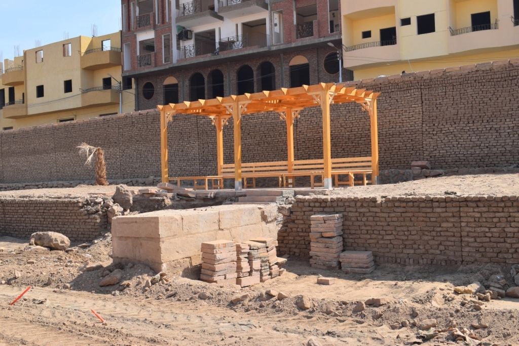 تركيب برجولات على جانبى طريق الكباش