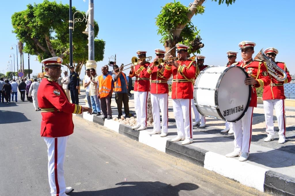 جانب من عروض الفنون الموسيقية بالكورنيش