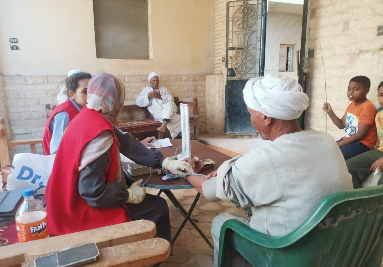 العمل فى فحص المواطنين ضمن مبادرة 100 يوم صحة