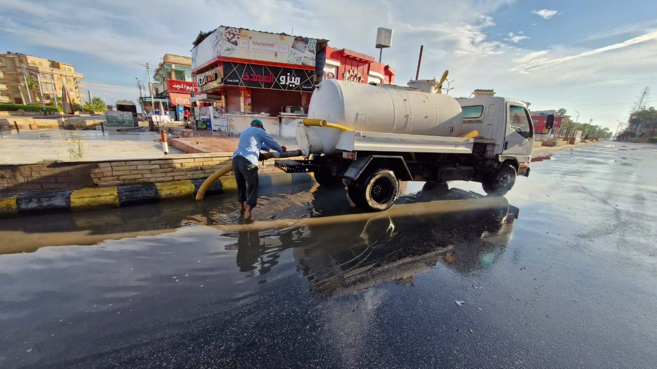 جانب من رفع مياه الأمطار جانب من رفع مياه الأمطار