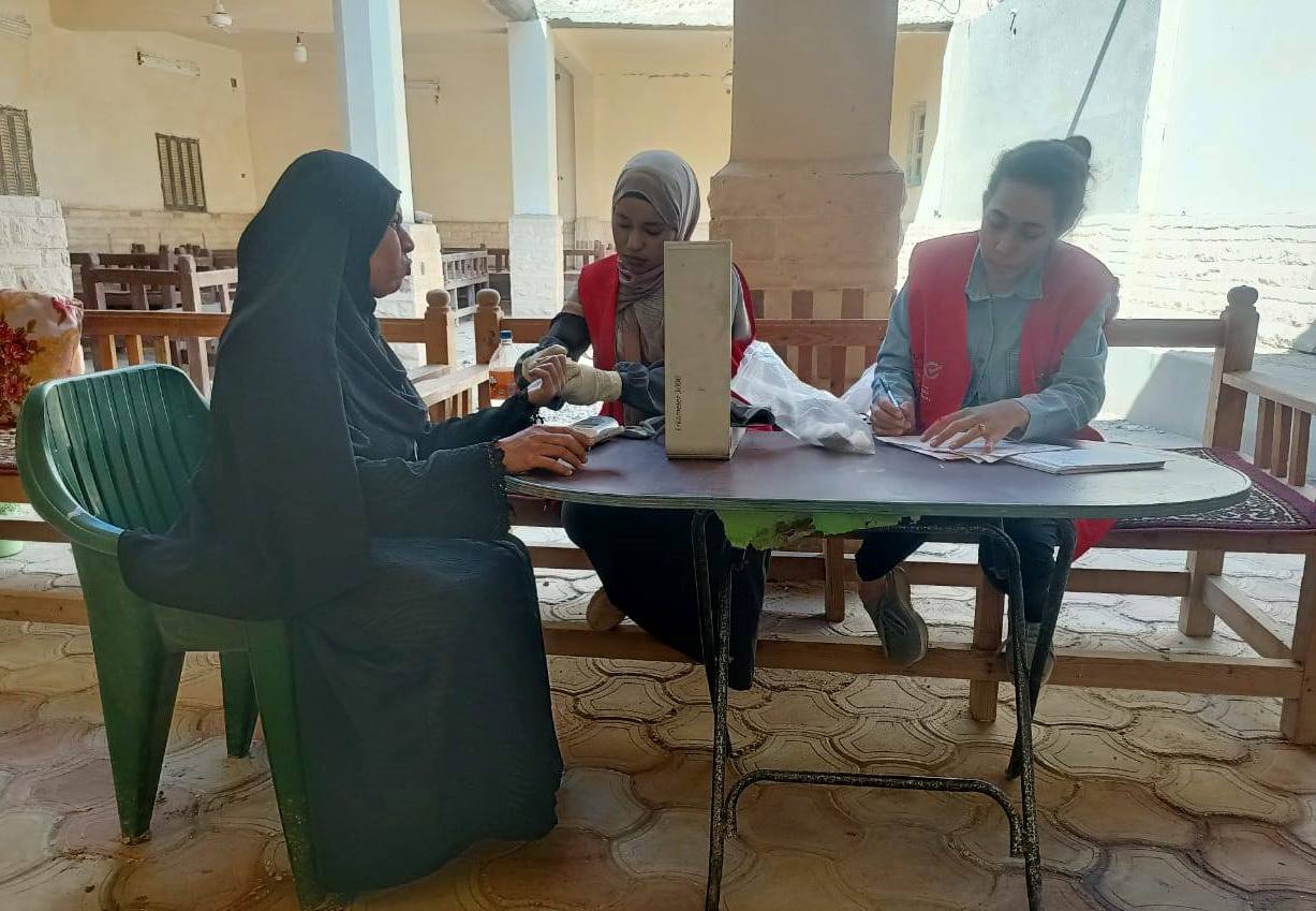 دعم الأهالى بالمجان فى مبادرة 100 يوم صحة بالأقصر