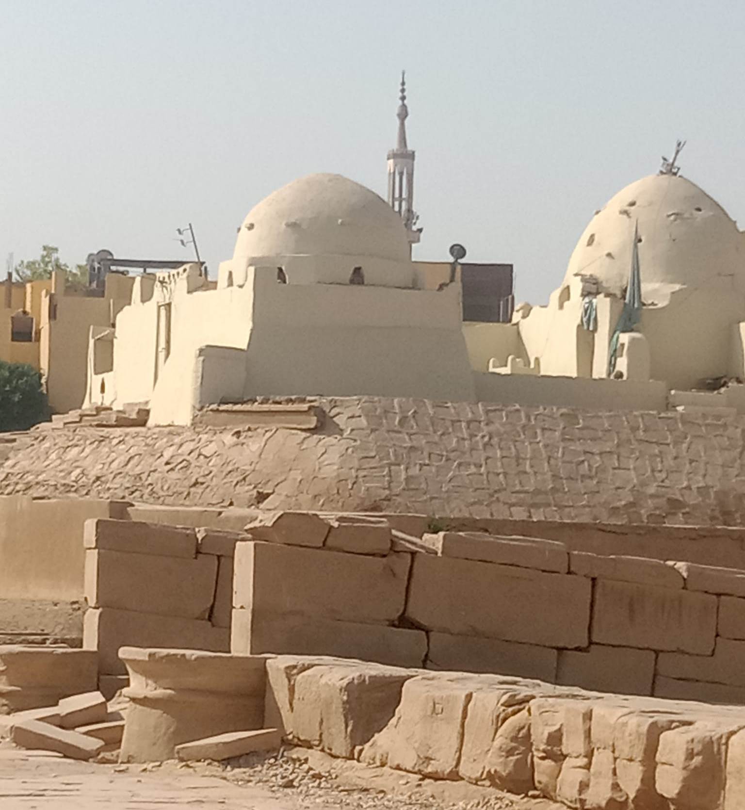 موقع ضريح الشيخ علي بن دقيق العيد عند مدخل معابد الكرنك