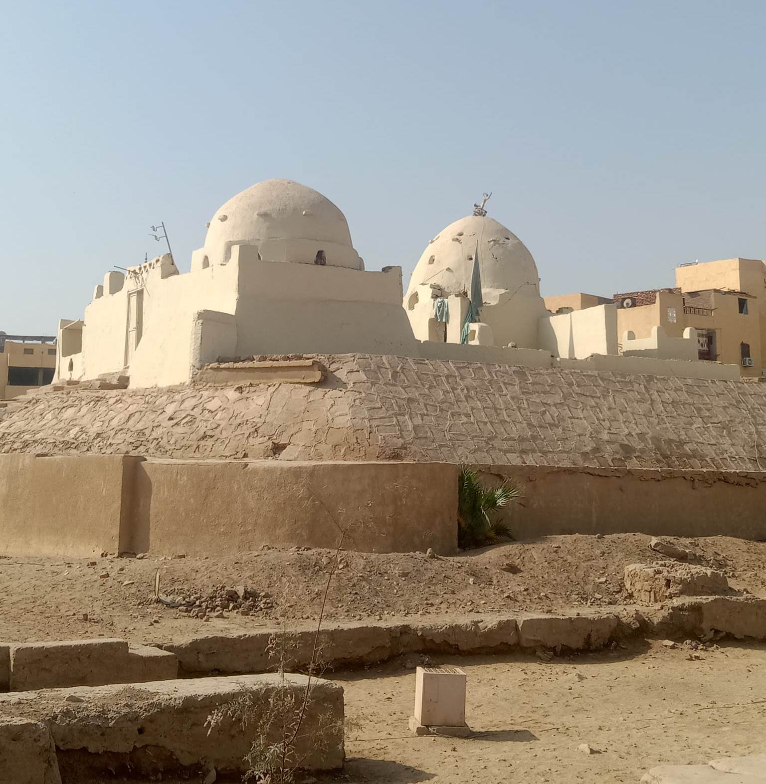 بناء ضريح الشيخ علي بن دقيق العيد بمدخل معابد الكرنك