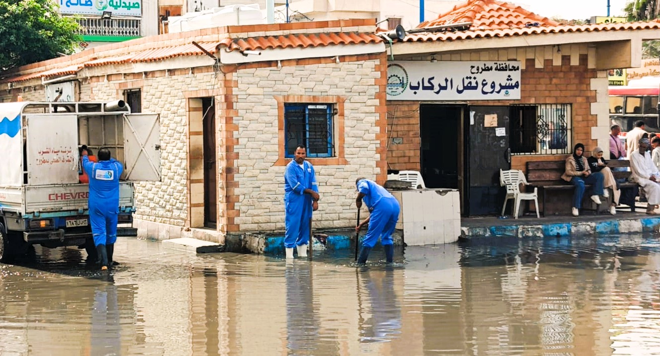 فرق الطوارى تعمل خلال وبعد سقوط الامطار -- مطروح