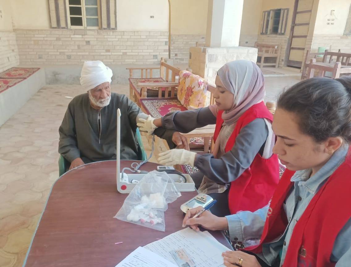 فحص المواطنين ضمن مبادرة 100  يوم صحة بالأقصر