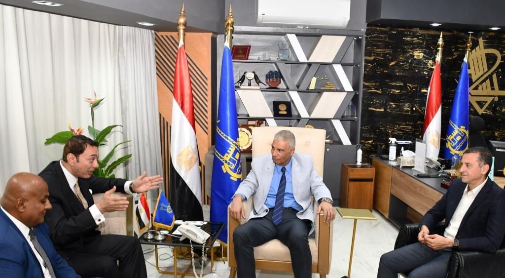 محافظ أسوان مع مصطفى بيومي