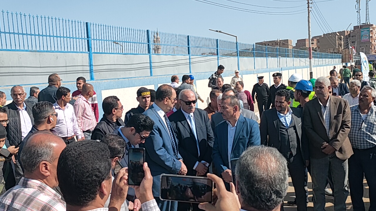 المحافظ يناقش رئيس المدينة المحافظ يناقش رئيس المدينة