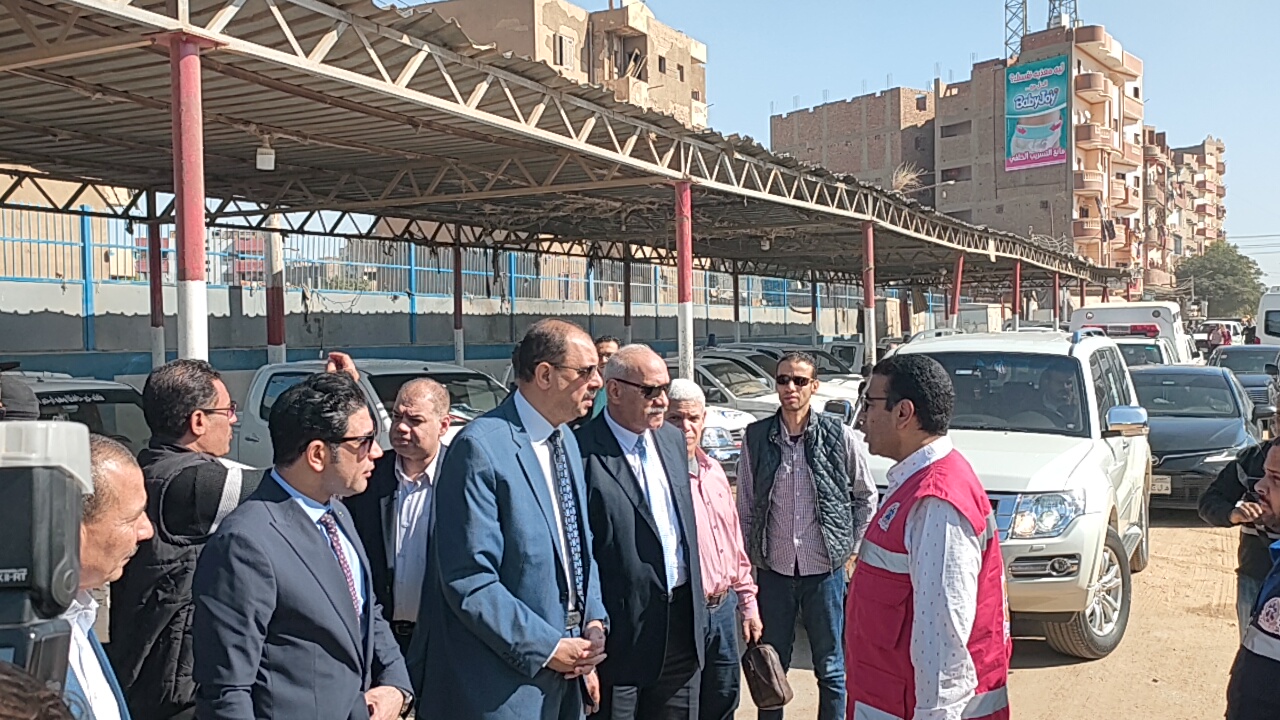 المحافظ مع مدير إسعاف سوهاج المحافظ مع مدير إسعاف سوهاج