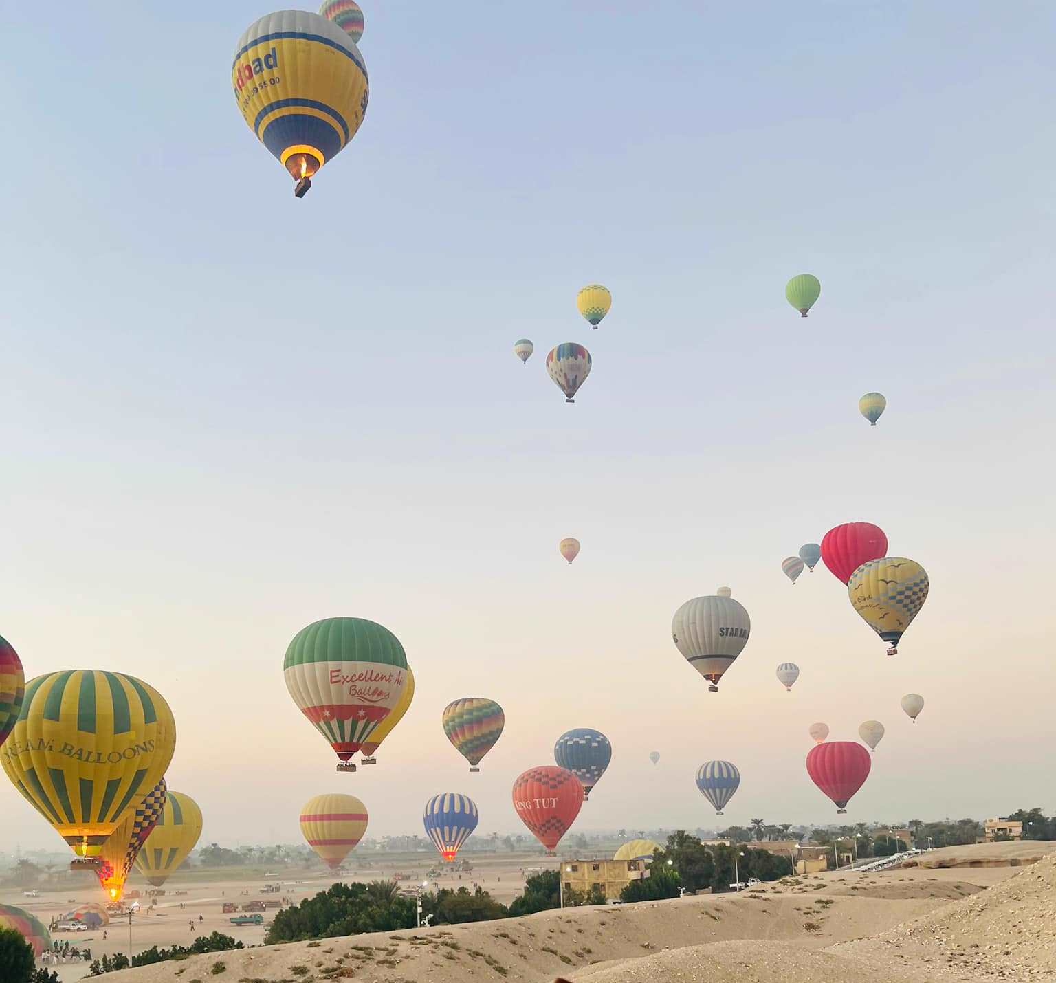 رحلات البالون الطائر تغرد في السماء وسط فرحة من السائحين