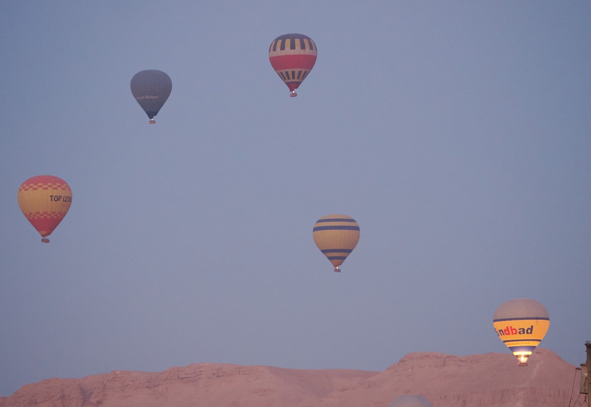 جانب من تحليق رحلات البالون الطائر فى سماء الأقصر