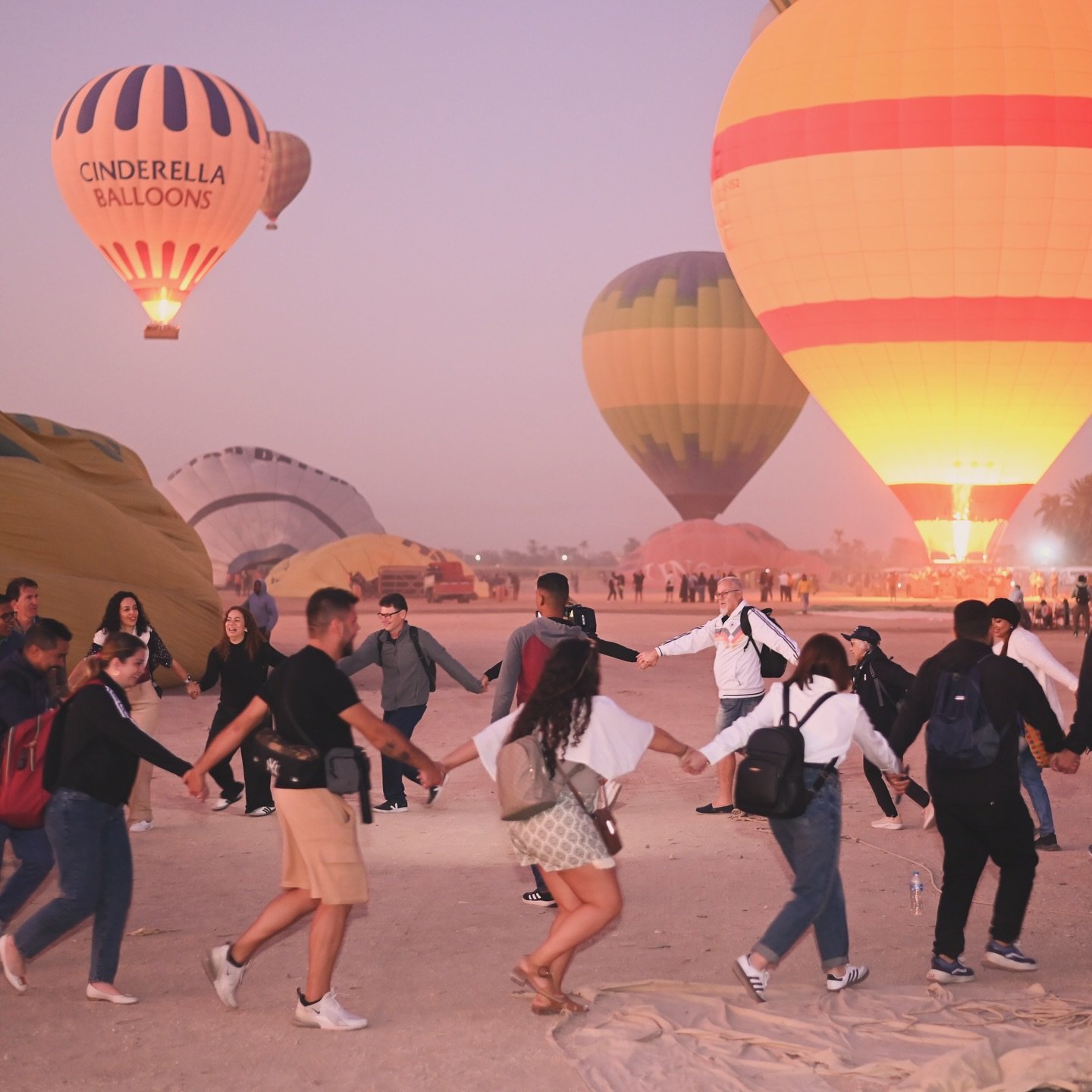 فرحة السياح فى رحلات البالون بالأقصر