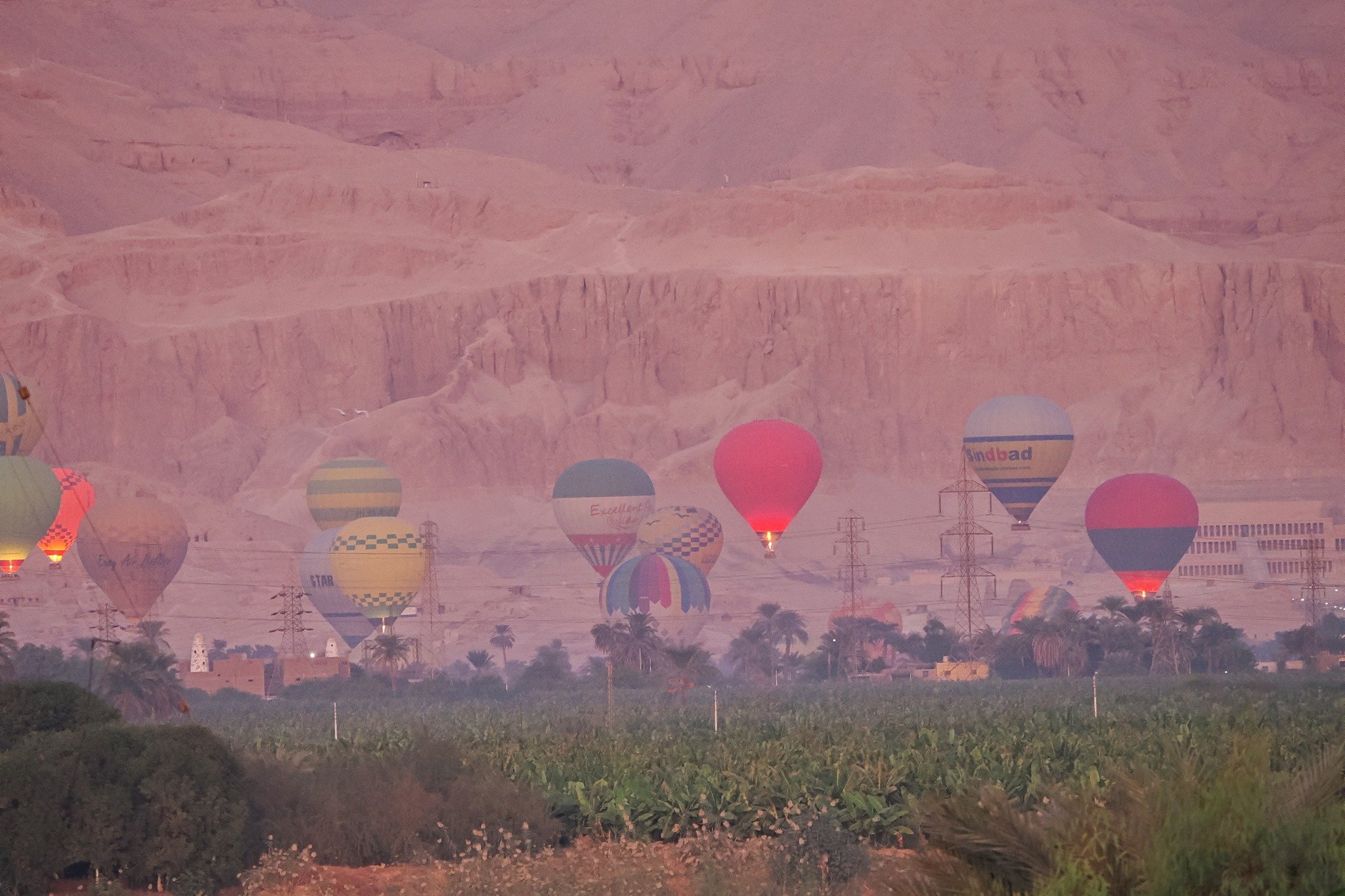 رحلات البالون الطائر لحظة انطلاقها فى السماء صباح اليوم