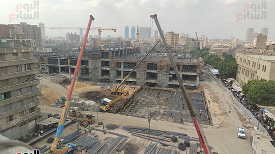 مجمع وقوف السيارات في الساحة