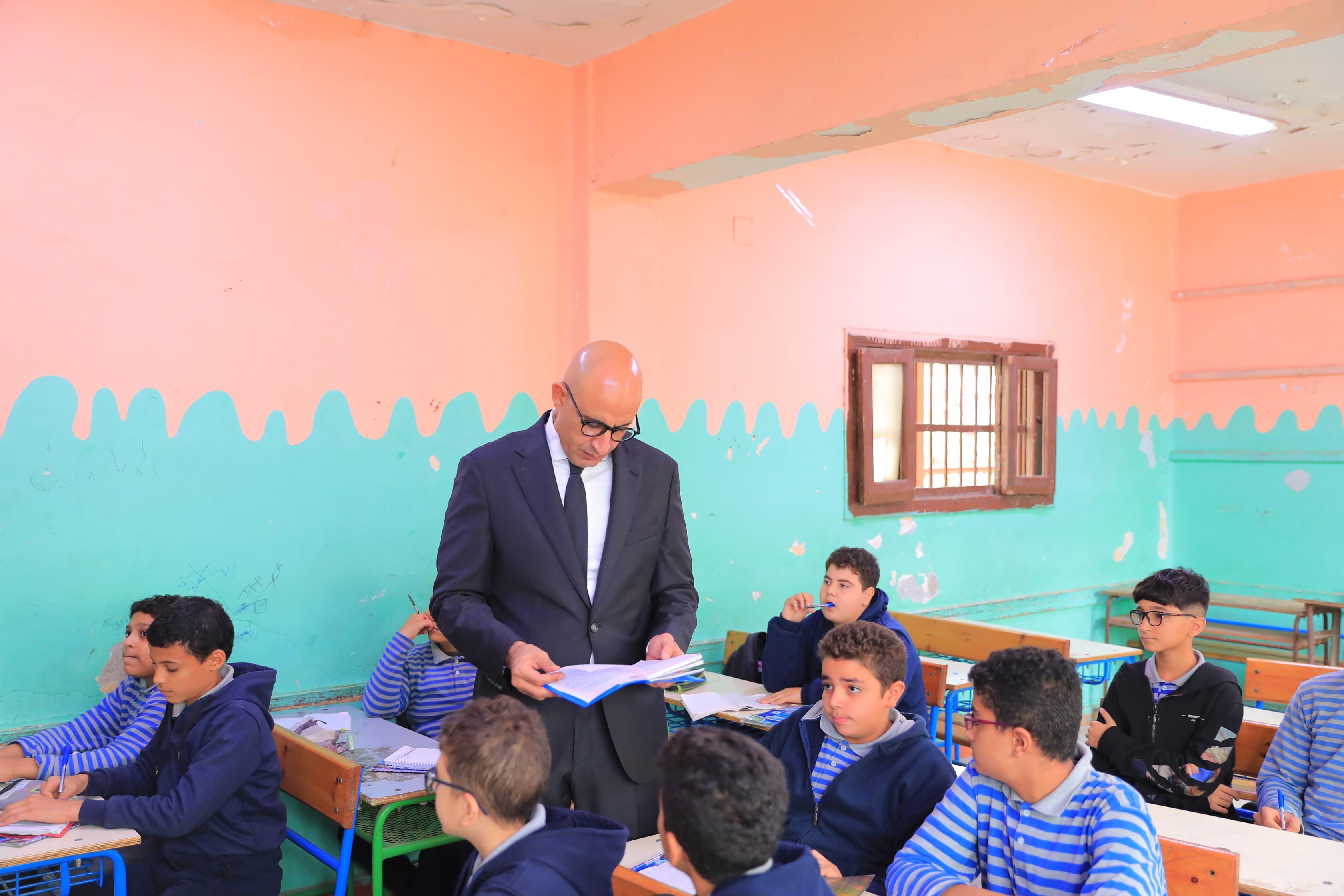 وزير التعليم يتابع انتظام الدراسة ببعض مدارس محافظتى الجيزة والقاهرة - اليوم السابع