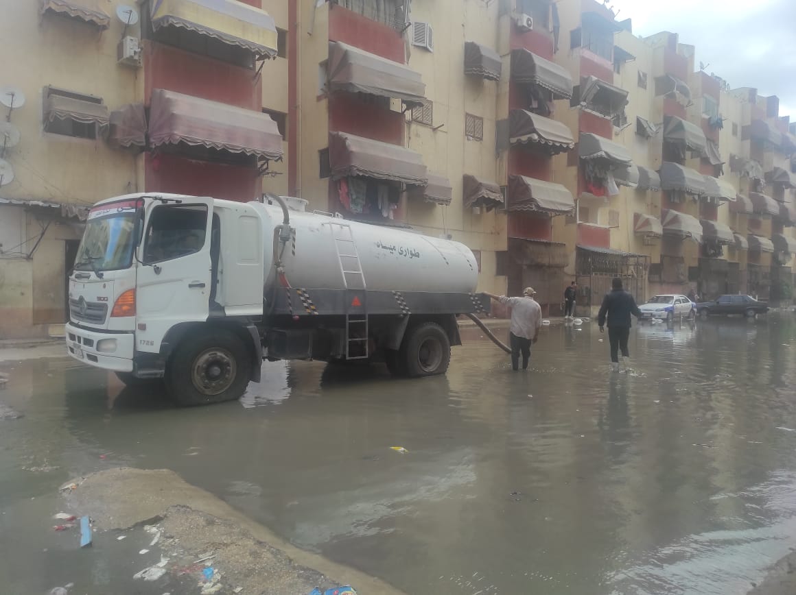 جانب من رفع المياه بالشوارع