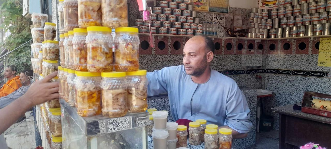 شحات 30 عام في بيع الفسيخ شحات 30 عام في بيع الفسيخ