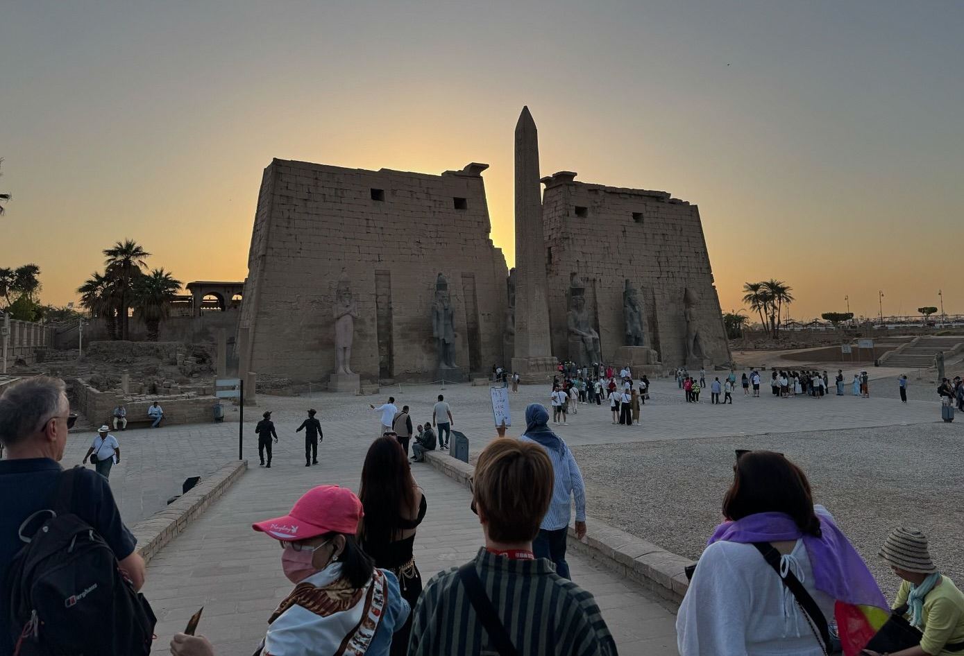 التوافد السياحى داخل معبد الأقصر بكورنيش النيل التوافد السياحى داخل معبد الأقصر بكورنيش النيل