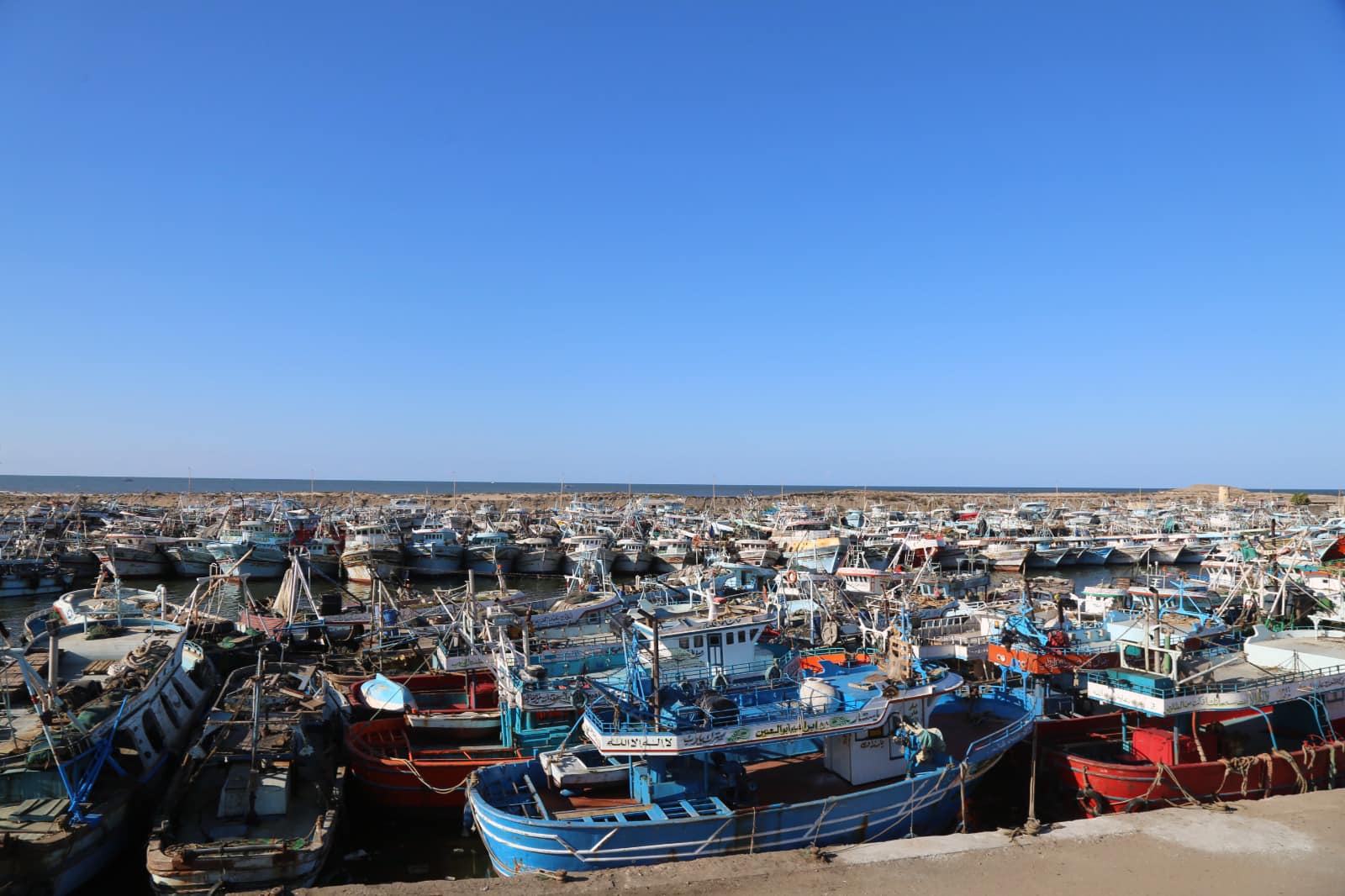 رسو المراكب بميناء الصيد بالبرلس