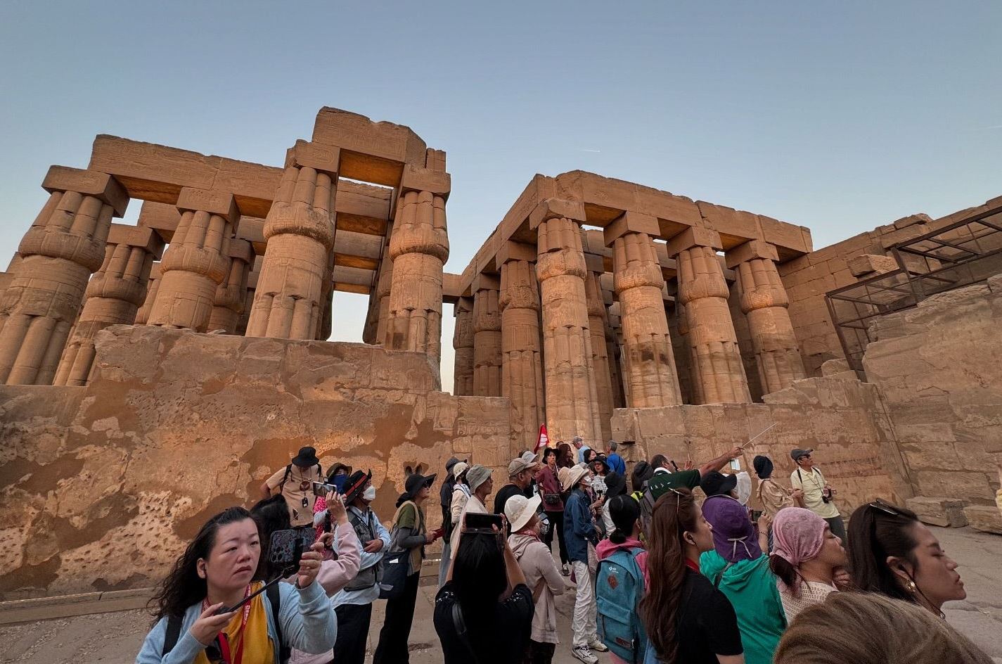 الأفواج من حول العالم يزورون معبد الأقصر الأفواج من حول العالم يزورون معبد الأقصر