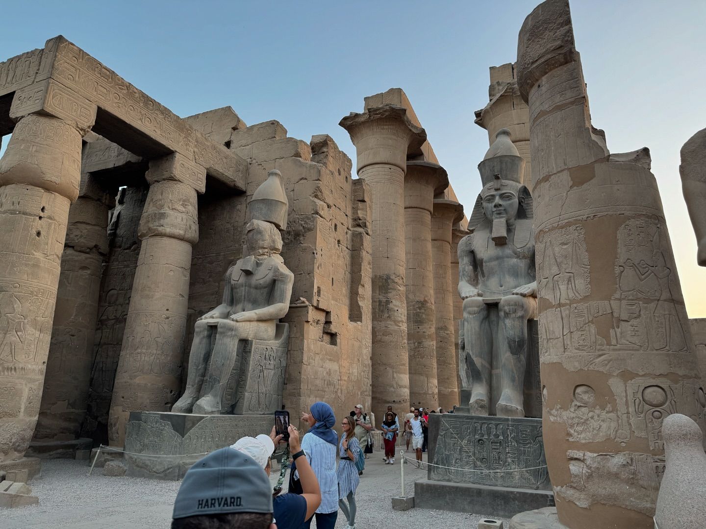 تماثيل رمسيس الثانى تبهر السياح فى معبد الأقصر (1)