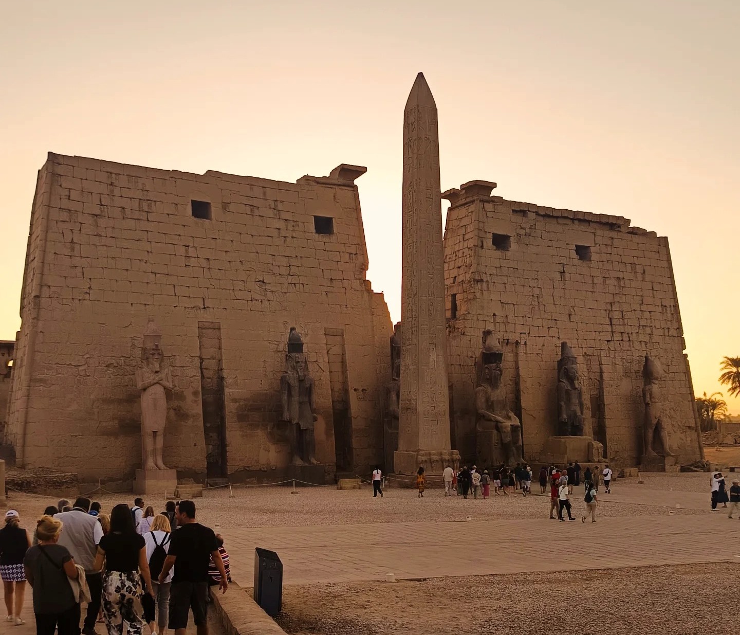 التوافد السياحي اليومي في معبد الأقصر التوافد السياحي اليومي في معبد الأقصر