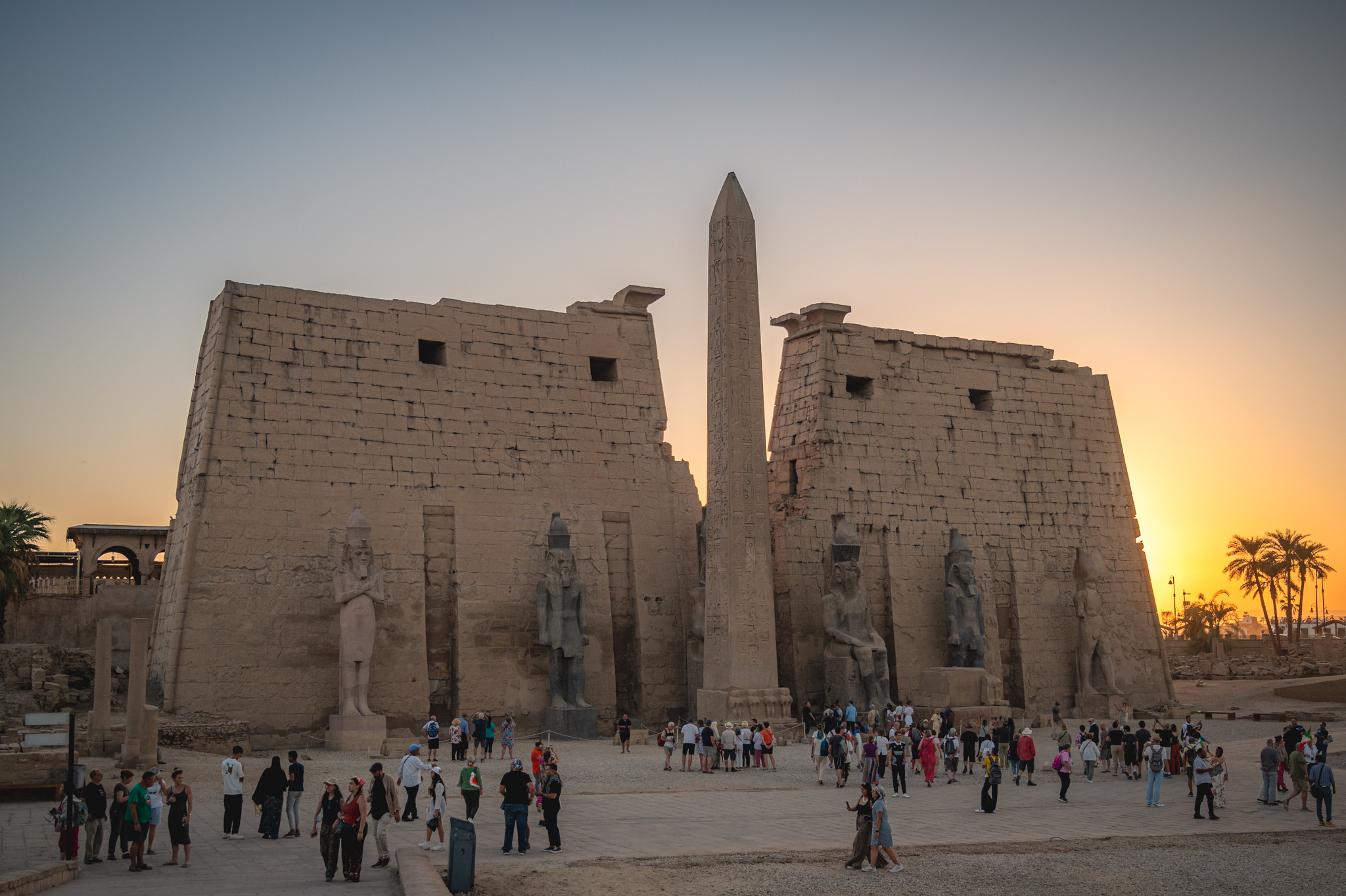 التوافد السياحي الكبير في معبد الأقصر التوافد السياحي الكبير في معبد الأقصر