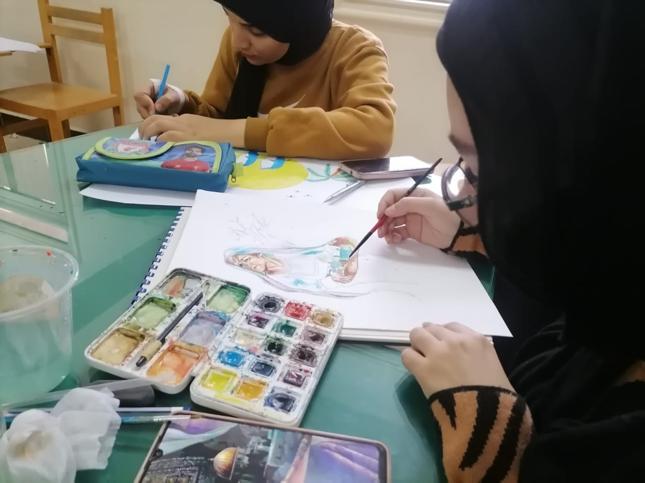 جزء من رسومات البنات خلال مسابقة الرسم الفورية جزء من رسومات البنات خلال مسابقة الرسم الفورية
