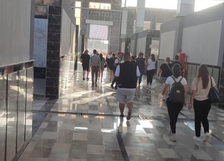 رحلات السياح بالسوق النموذجي بالغردقة رحلات السياح بالسوق النموذجي بالغردقة