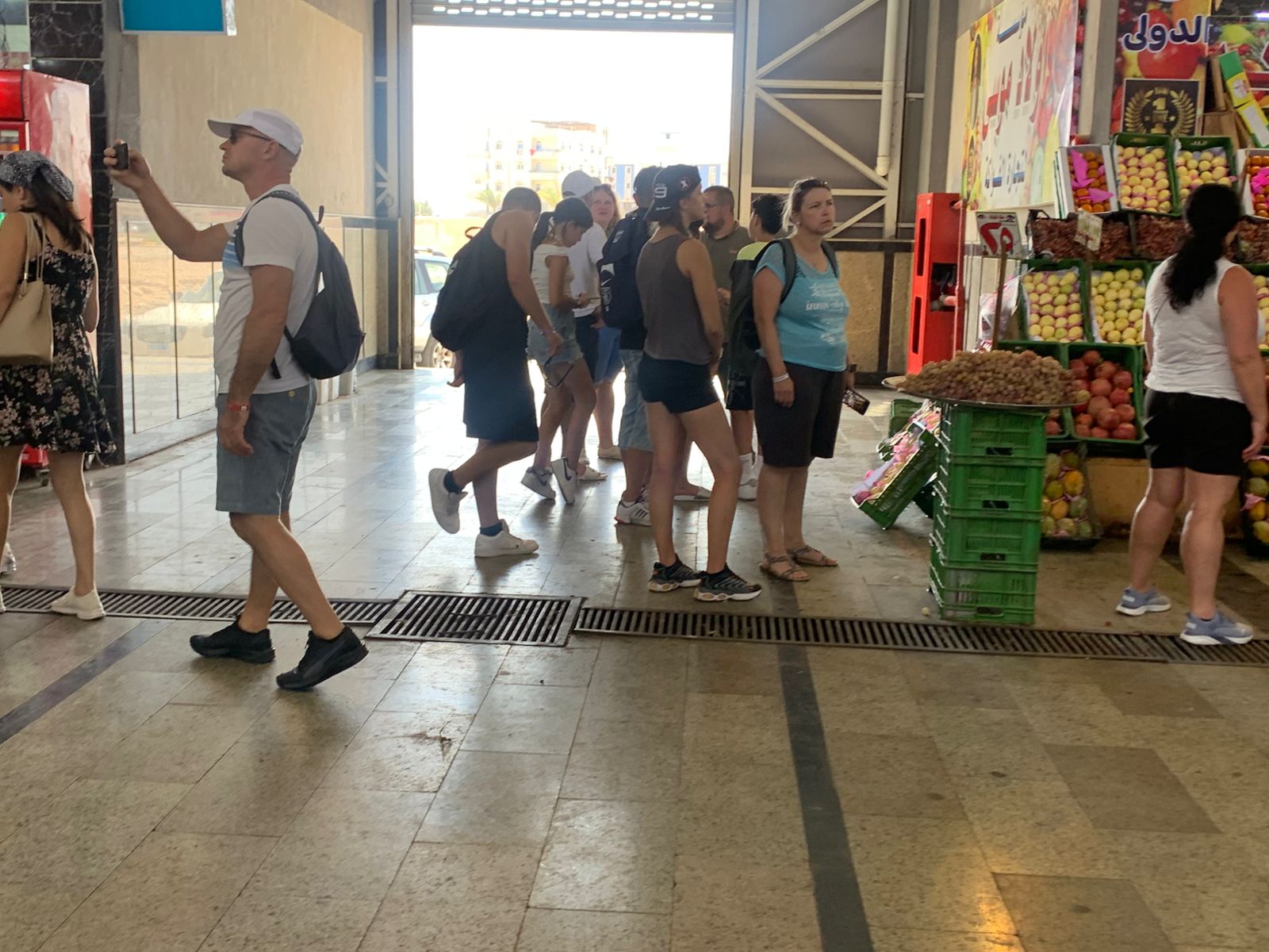 يلتقطون صور،تذكارية لأنواع الخضروات والفاكهة يلتقطون صور،تذكارية لأنواع الخضروات والفاكهة