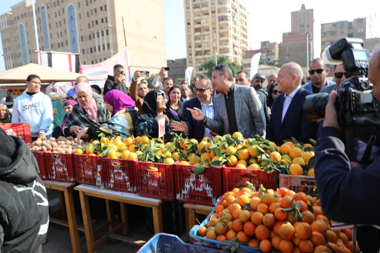 وزير التموين خلال تفقد سوق اليوم الواحد بالأميرية عقب افتتاحه