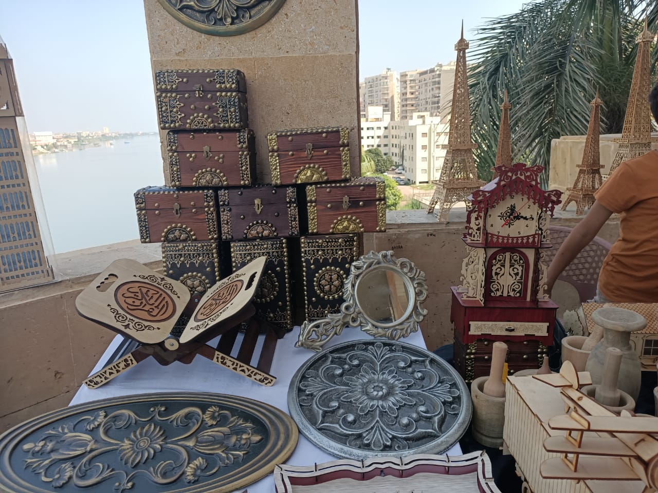 جانب من المعروضات جانب من المعروضات