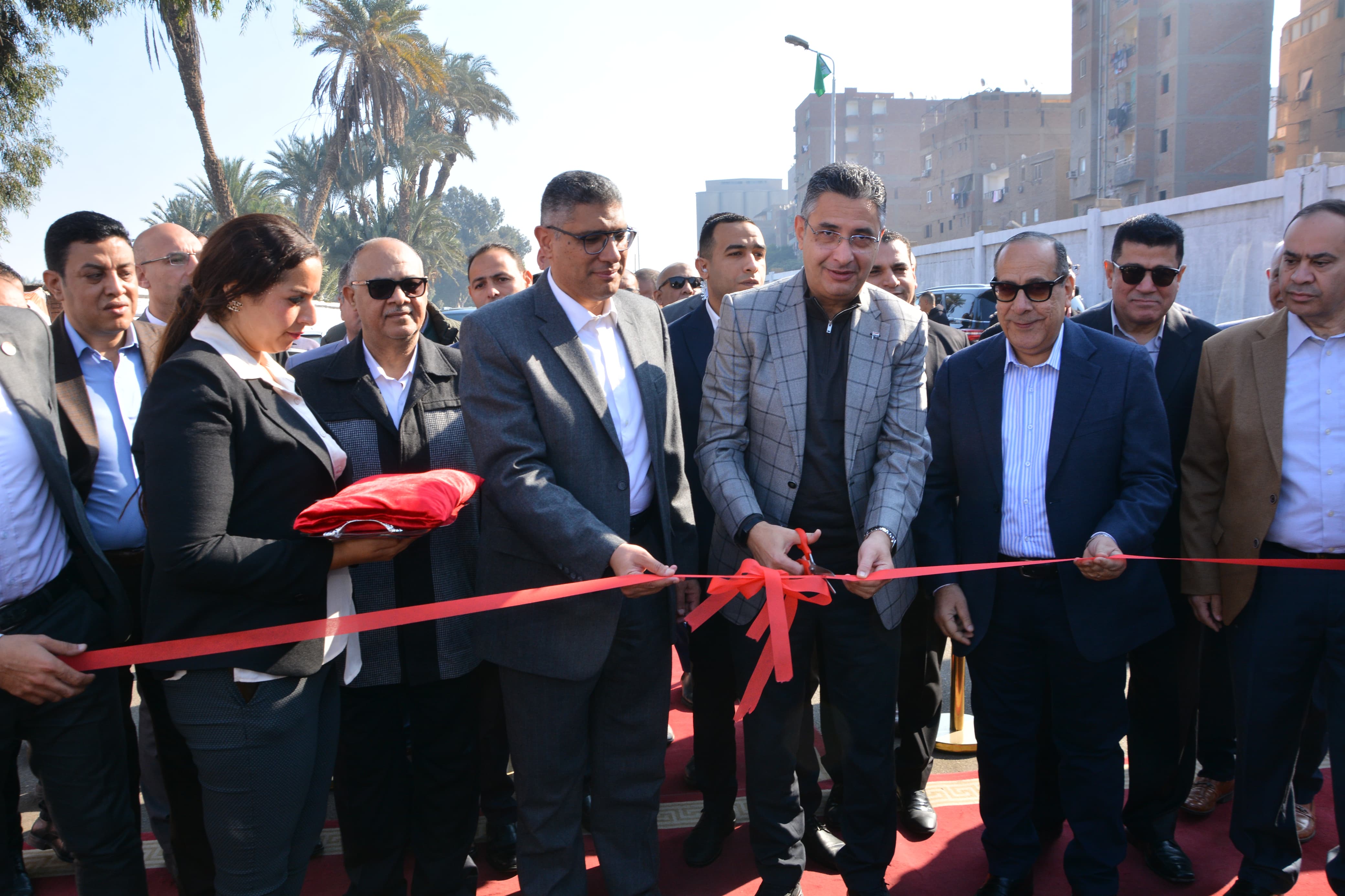 وزير التموين ومحافظ الجيزة يفتتحان سوق اليوم الواحد وزير التموين ومحافظ الجيزة يفتتحان سوق اليوم الواحد