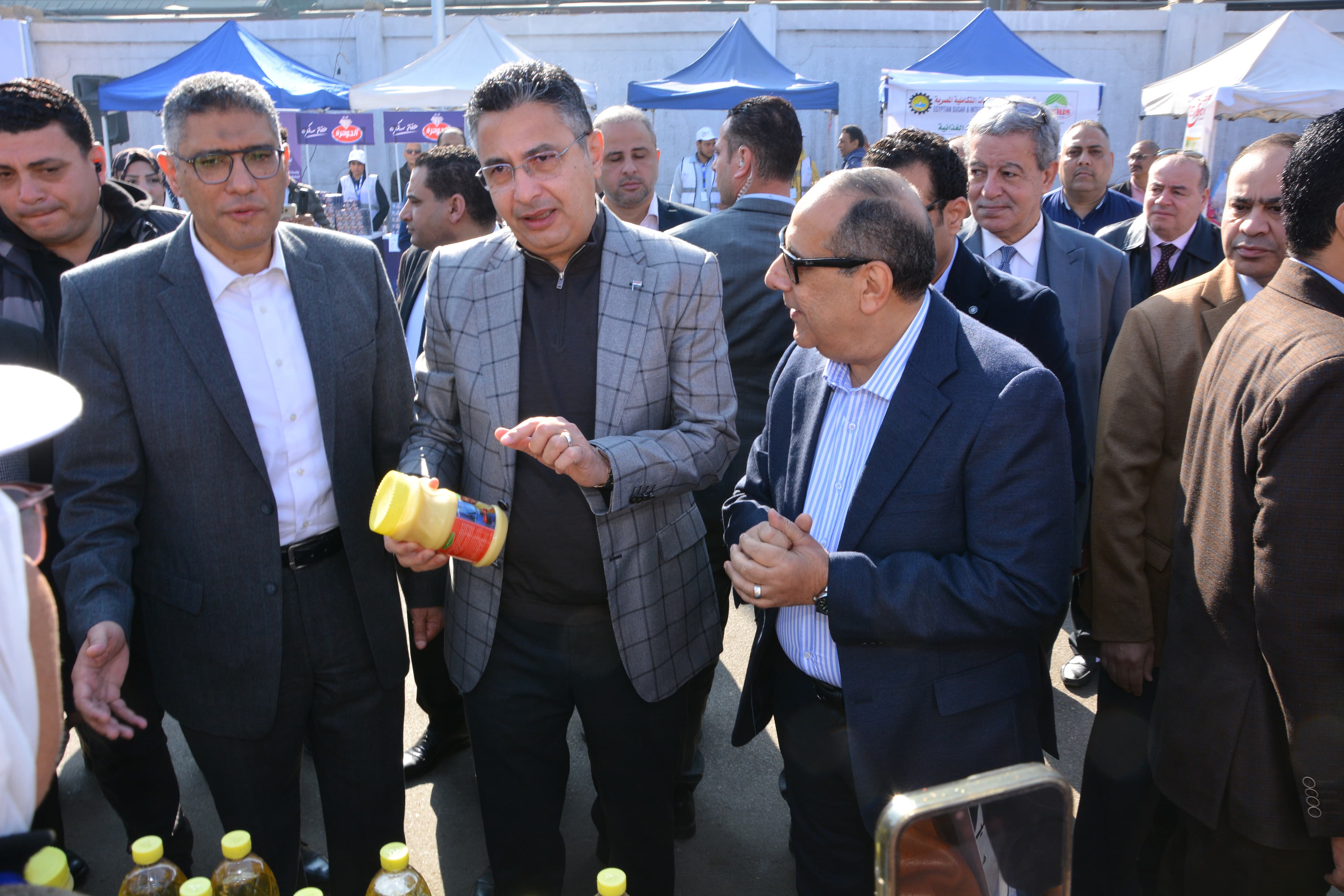 وزير التموين في سوق اليوم الواحد وزير التموين في سوق اليوم الواحد