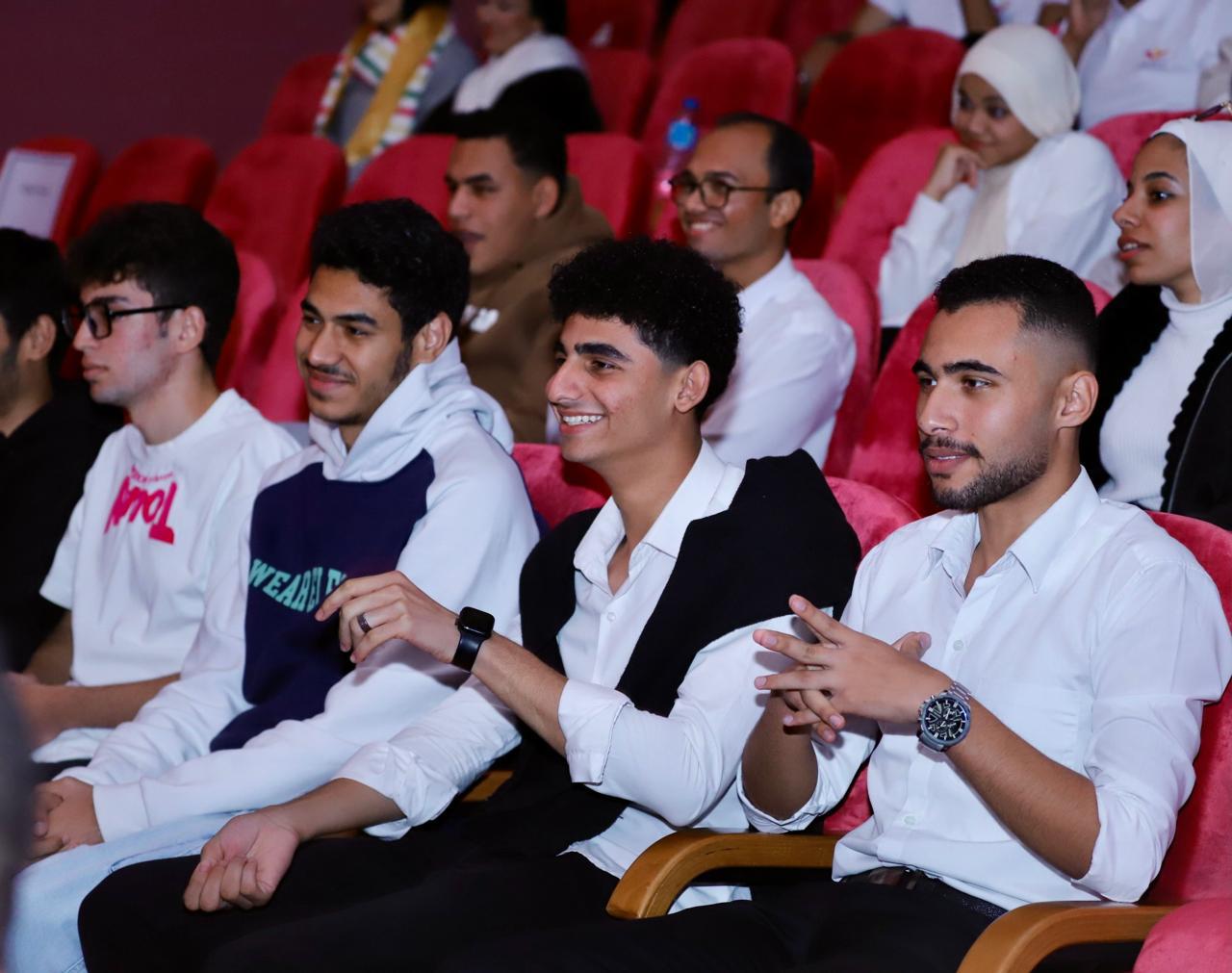 وتفاعل عدد كبير من الطلاب مع العرض المسرحي الذي قدمه الفنان سامح حسين