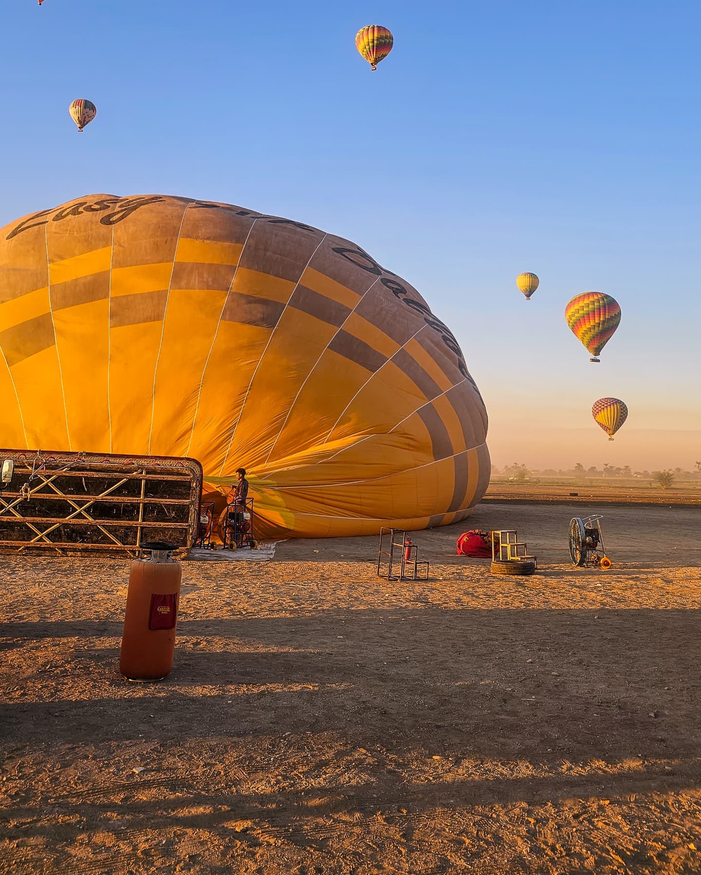 تجهيز البالونات للتحليق من أرض المطار بالأقصر