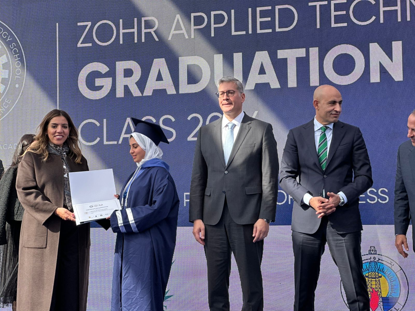 تكريم إحدي للطالبات تكريم إحدي للطالبات