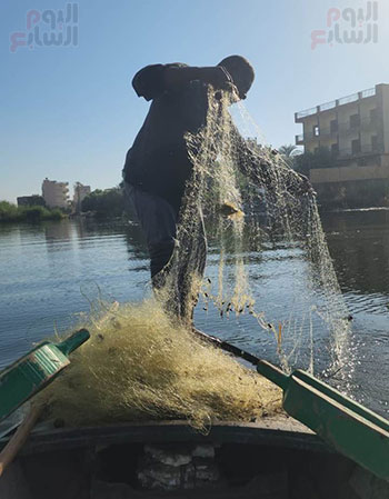 عم-سراج-صياد-السمك-منذ-الطفولة-يصطاد-البلطى-والقرموط-والشلباية عم-سراج-صياد-السمك-منذ-الطفولة-يصطاد-البلطى-والقرموط-والشلباية